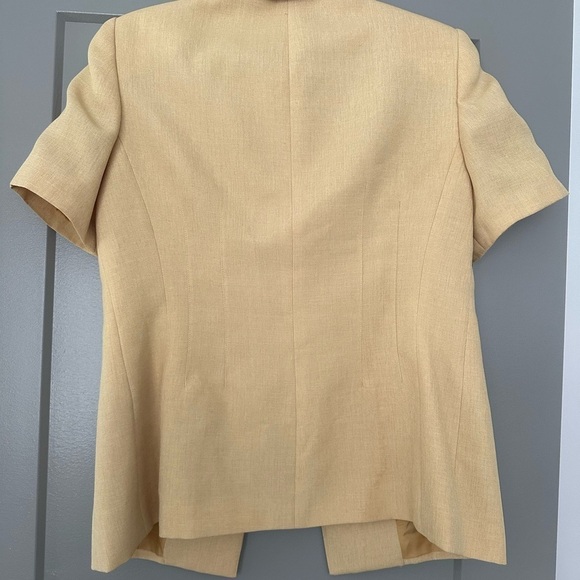 Le Suit Yellow Short Sleeve Blazer Top Women 8P unique
Condition 8.5/10 no flaws - Picture 8 of 9